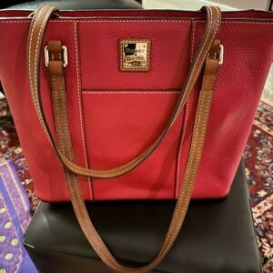 Dooney bourk new tote hand bag neverr been used pure leathers maroon red